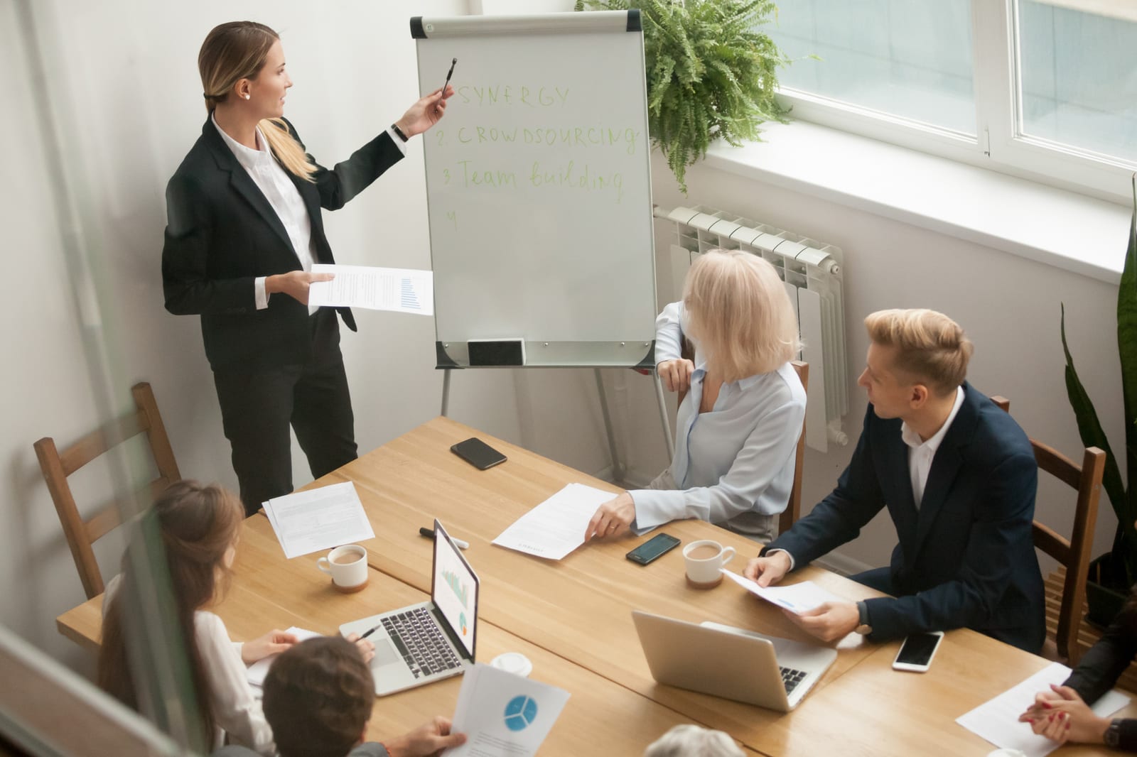 Formatrice che presenta gli obiettivi del team durante una riunione